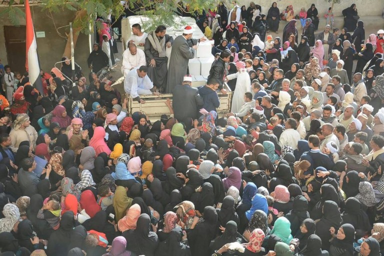 قافلة خريجى الأزهر توزع مساعدات على 4 آلاف أسرة :وأهالي أسوان يثمنون ...